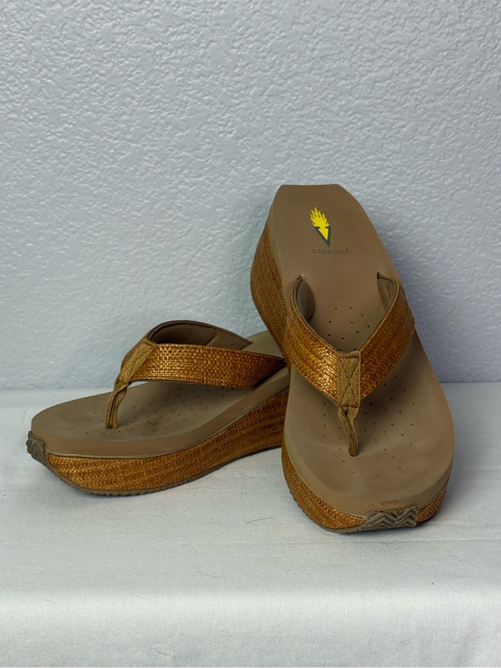 Like New Tan Volatile Bahama Platform Thong Sandals Women’s Size 11